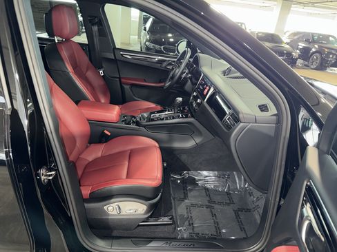 Used 2025 Porsche Macan AWD/4WD image 10
