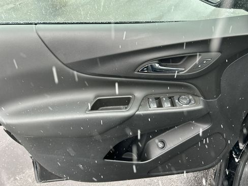 Used 2023 Chevrolet Equinox LT image 3