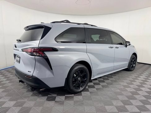 Used 2025 Toyota Sienna XLE Woodland Edition AWD/4WD image 8