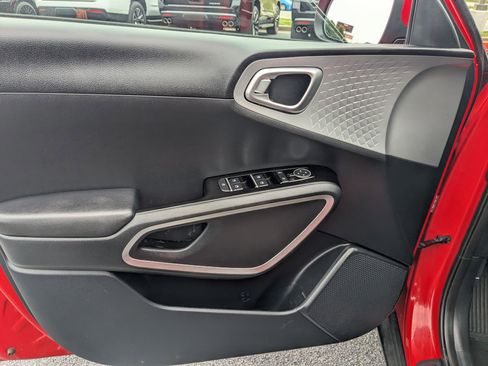Used 2025 Kia Soul LX FWD image 11