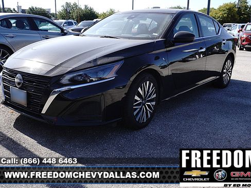 Used 2024 Nissan Altima 2.5 SV FWD image 2