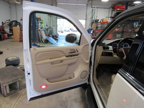 Used 2010 Cadillac Escalade Luxury AWD/4WD image 16