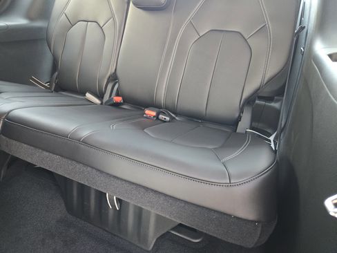 New 2026 Chrysler Pacifica Select image 21