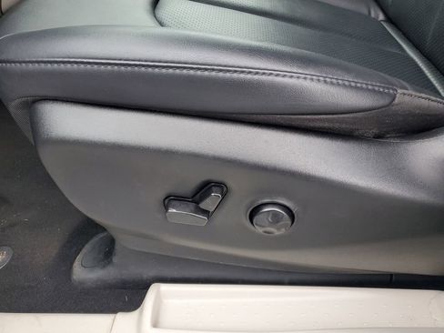 Used 2024 Chrysler Pacifica Touring-L FWD image 10