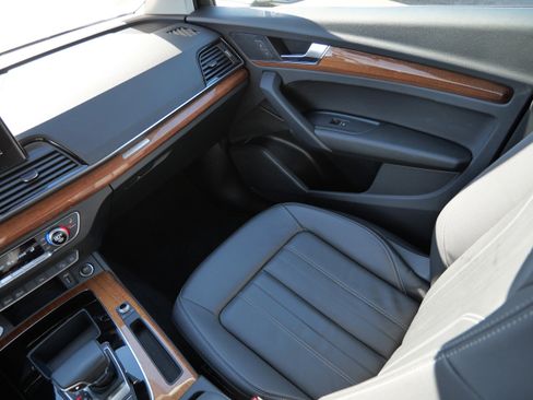 Used 2023 Audi Q5 2.0T Premium w/ Convenience Package image 11