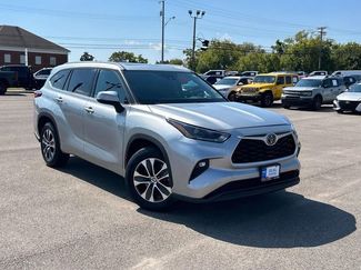 Used 2021 Toyota Highlander XLE video 2