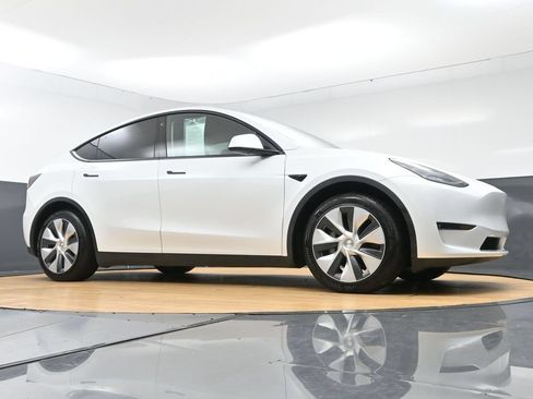 Used 2023 Tesla Model Y Long Range AWD/4WD image 48