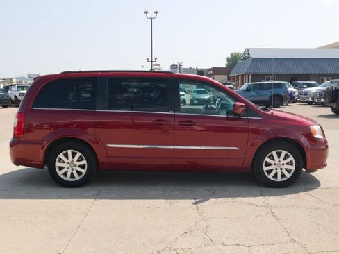 Used 2013 Chrysler Town & Country Touring FWD image 5