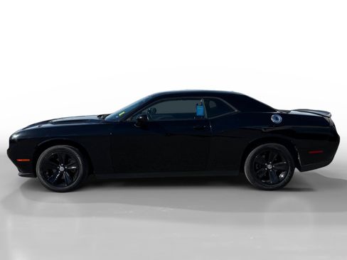 Used 2023 Dodge Challenger SXT image 2