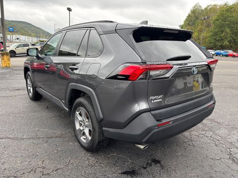 Used 2022 Toyota RAV4 XLE w/ Convenience Package AWD/4WD image 4