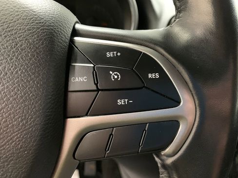 Used 2022 Jeep Grand Cherokee Laredo X image 14