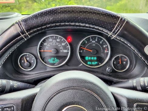 Used 2017 Jeep Wrangler Unlimited Sahara w/ Connectivity Group AWD/4WD image 14