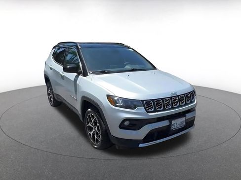 Used 2025 Jeep Compass Limited AWD/4WD image 3