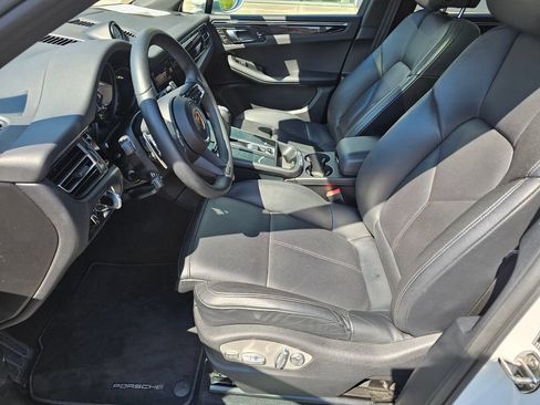 Used 2025 Porsche Macan AWD/4WD image 21