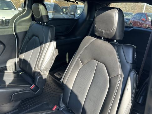 Used 2023 Chrysler Pacifica Touring-L w/ Uconnect Theater Family Group image 32