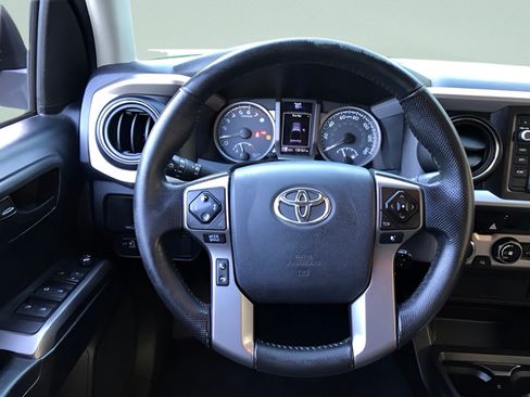 Used 2016 Toyota Tacoma SR5 w/ SR5 Appearance Package (SN) AWD/4WD image 17
