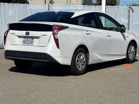 Used 2018 Toyota Prius One FWD image 3