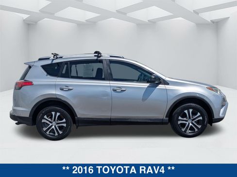 Used 2016 Toyota RAV4 LE FWD image 4