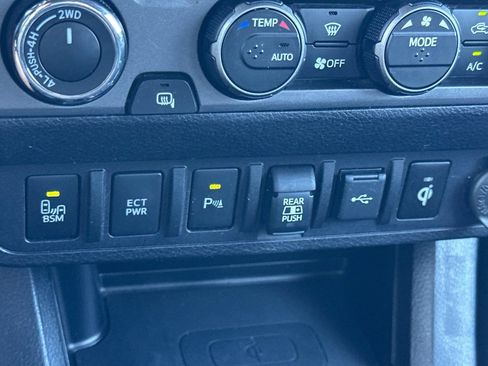 Used 2020 Toyota Tacoma TRD Sport w/ TRD Premium Sport Package AWD/4WD image 30