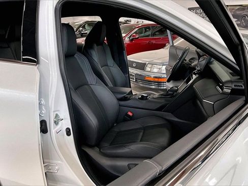 Used 2023 Toyota Venza Limited image 28