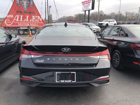 Used 2023 Hyundai Elantra SEL w/ Convenience Package image 9