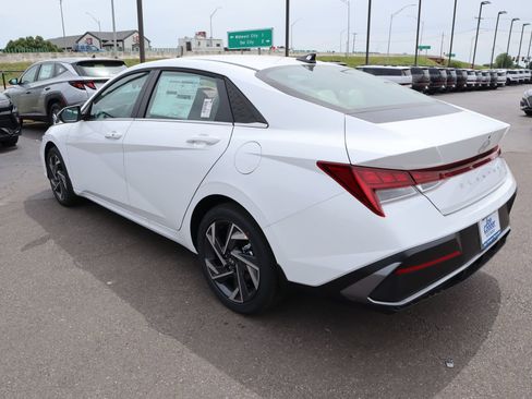 New 2026 Hyundai Elantra Limited FWD image 25