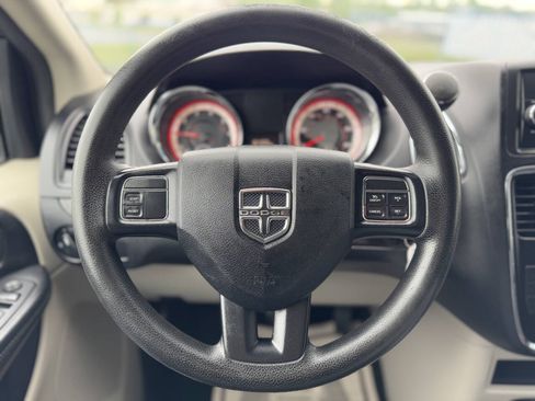 Used 2017 Dodge Grand Caravan SE FWD image 16