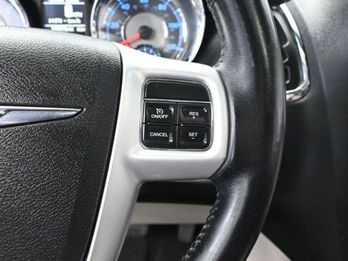 Used 2016 Chrysler Town & Country Touring-L FWD image 22