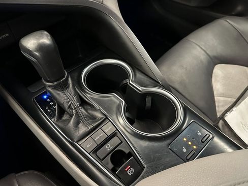 Used 2018 Toyota Camry XLE image 16