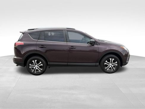 Used 2018 Toyota RAV4 LE FWD image 7