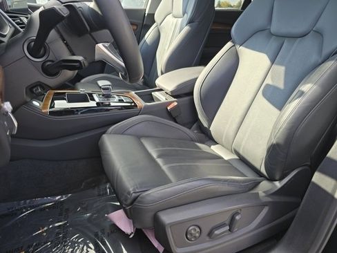 Used 2023 Audi Q5 2.0T Prestige w/ Prestige Package image 5