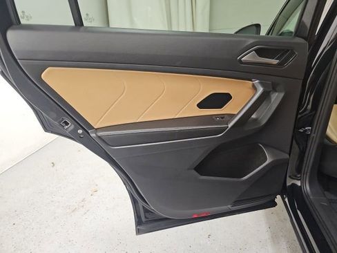 Used 2023 Volkswagen Tiguan SE w/ Panoramic Sunroof Package image 28