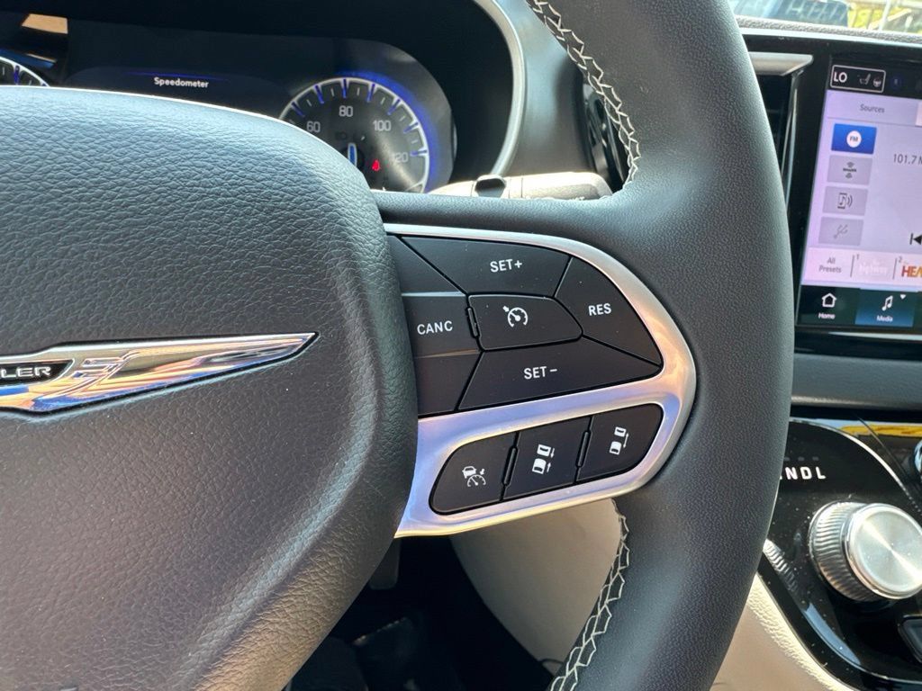 Certified 2024 Chrysler Pacifica Touring-L FWD image 8