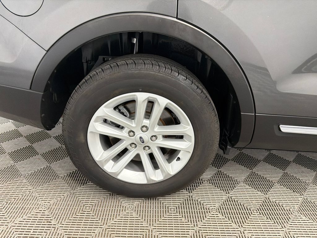 Used 2017 Ford Explorer XLT w/ Equipment Group 201A FWD image 18