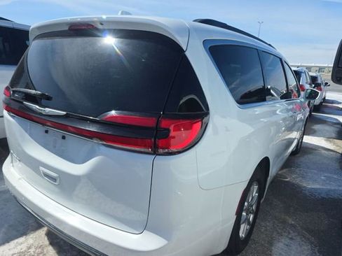 Used 2022 Chrysler Pacifica Touring-L image 2