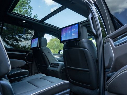 Used 2026 Cadillac Escalade Luxury w/ Touring Package AWD/4WD image 17