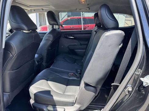 Used 2021 Toyota Highlander XLE AWD/4WD image 17