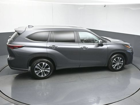 Used 2024 Toyota Highlander XLE FWD image 48
