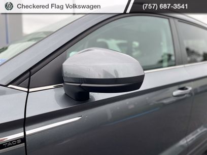Used 2023 Volkswagen Taos SE w/ Panoramic Sunroof Package