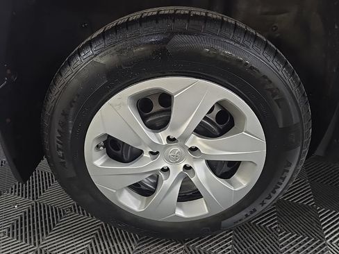 Used 2021 Toyota RAV4 LE AWD/4WD image 15