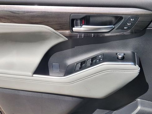 New 2026 Toyota Highlander Platinum image 18