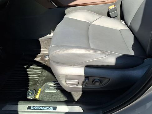 Used 2024 Toyota Venza XLE image 14