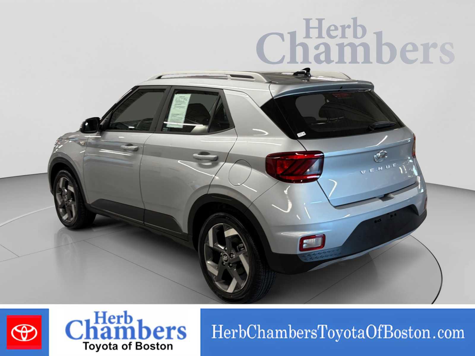 Used 2022 Hyundai Venue SEL w/ Cargo Package FWD image 3