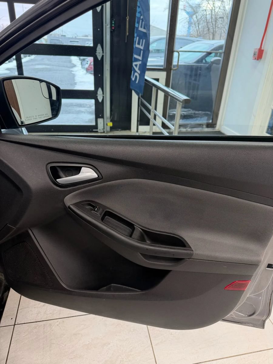Used 2014 Ford Focus SE w/ SE Winter Package FWD image 14