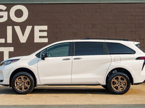 Used 2025 Toyota Sienna XSE w/ XSE Plus Package image 10