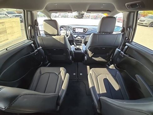New 2026 Chrysler Pacifica Select w/ S Appearance Package image 21
