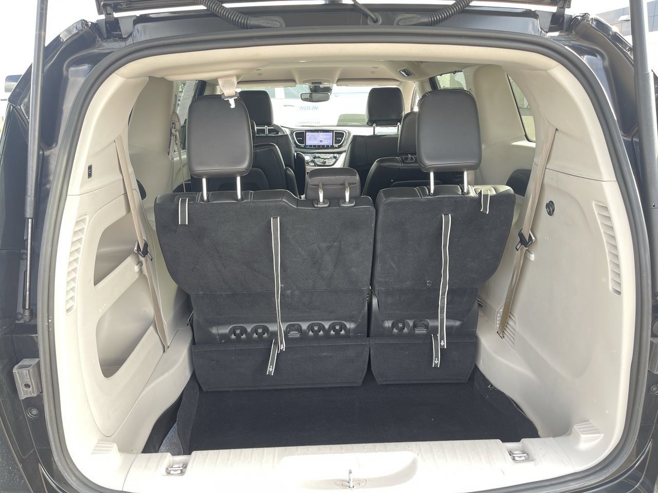 Used 2024 Chrysler Pacifica Touring-L FWD image 24