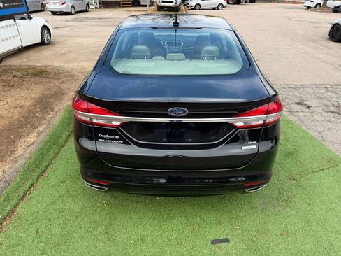 Used 2017 Ford Fusion SE w/ Fusion SE Technology Package image 5