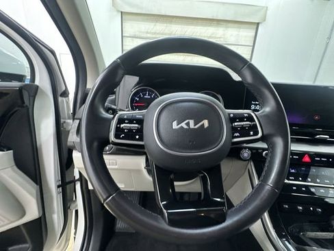 Used 2024 Kia Carnival EX image 12