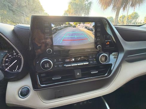 Used 2021 Toyota Highlander XLE FWD image 11